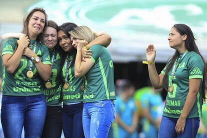 El 30 de noviembre, poco antes de aterrizar en Medellín, el avión que transportaba al Chapecoense se estrelló. El equipo brasileño iba a disputar la final de la Copa Sudamericana contra el Atlético Nacional. Había 77 personas a bordo. Sólo sobrevivieron seis. En la imagen, las viudas de algunos de los futbolistas presencian el partido de la amistad que se ha disputado hoy en Chapecó entre el Palmeiras y el Chapecoense. 