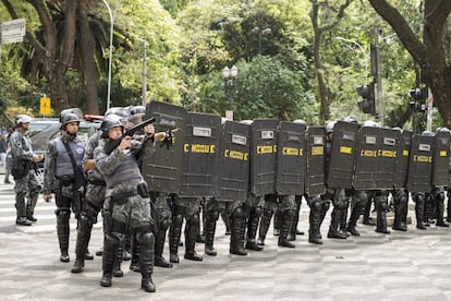 Membros da Tropa de Choque atiram gás lacrimogêneo contra os manifestantes na rua Barão de Itapetininga, região central de São Paulo.