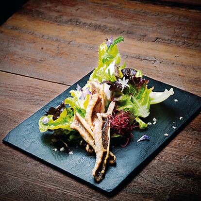 Ensalada tibia de pescado de roca escabechado con verduras del huerto, flores silvestres y hierbas del campo