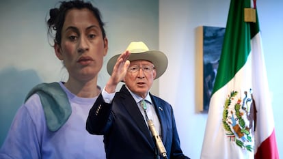El embajador de EE UU en México, Ken Salazar, habla durante una rueda de prensa el 16 de agosto de 2024 en Ciudad de México.