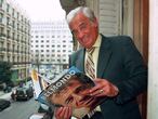(FILES) In this file photo taken on April 4, 1996 french actor Jean-Paul Belmondo, one of France's biggest screen stars and a symbol of 1960s New Wave cinema, flips through his biography in Paris. - French actor Jean-Paul Belmondo has died at the age of 88, it was announced on September 6, 2021. (Photo by Vincent AMALVY / AFP)