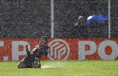 El jugador del Nice Renato Civelli celebra un gol bajo la lluvia.