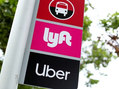 Una señal con los logos de Lyft y Uber en San Diego, California.