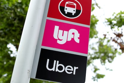 Una señal con los logos de Lyft y Uber en San Diego, California
