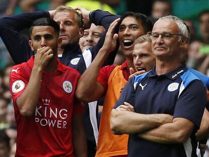 El delantero Mahrez y el t&eacute;cnico Ranieri durante la tanda de penaltis en el pasado amistoso contra el Celtic. 