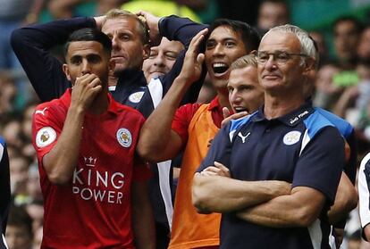 El delantero Mahrez y el t&eacute;cnico Ranieri durante la tanda de penaltis en el pasado amistoso contra el Celtic. 