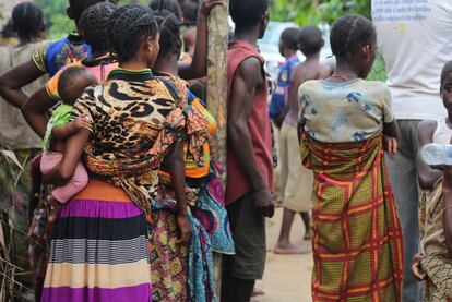 Mujeres en calles transitadas en la República Democrática del Congo