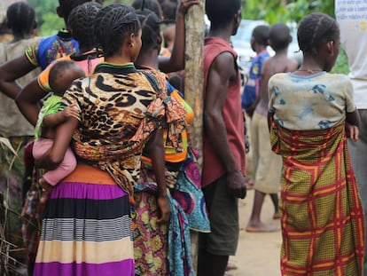 Mujeres en calles transitadas en la República Democrática del Congo