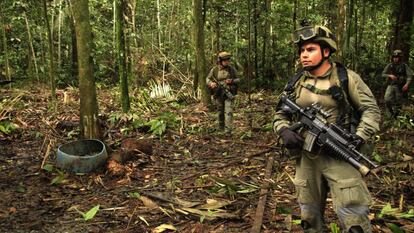 Operación de la policía colombiana para destruir laboratorios de cocaína en Guaviare. 