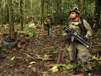 Operación de la policía colombiana para destruir laboratorios de cocaína en Guaviare. 