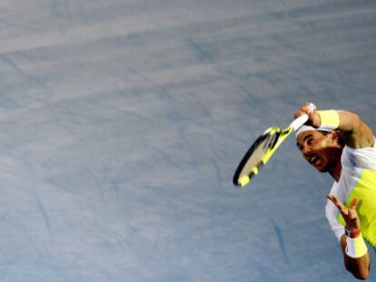 Nadal efectua un servei davant Raonic.