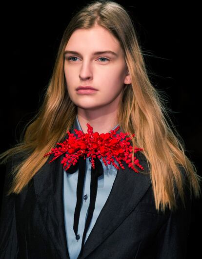 En el desfile de otoño, las camisas azules con lazo negro fueron protagonistas.