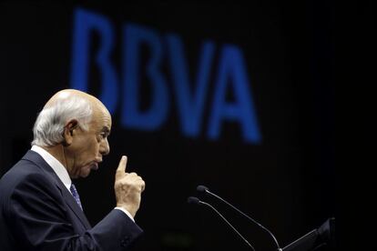 El presidente del BBVA,Franc&iacute;sco Gonzalez, en la rueda de prensa de resultados de 2015 en su sede de Madrid.  EFE/Javier Liz&oacute;n