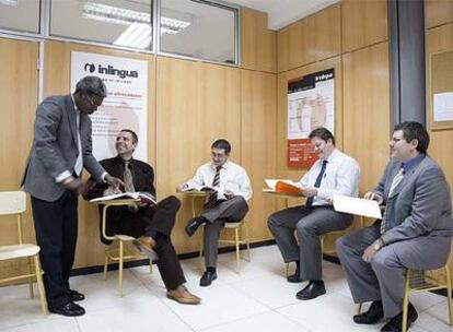 Un profesor nativo imparte clases de inglés en el centro Inlingua, de Madrid.