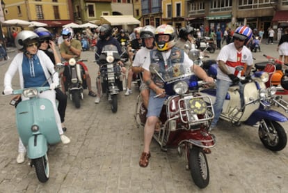 Jóvenes y veteranos <i>mods</i>, ayer en la concentración de motos de Gijón.