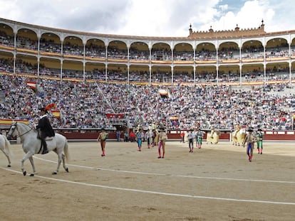 Paseíllo en la plaza de toros de Las Ventas.