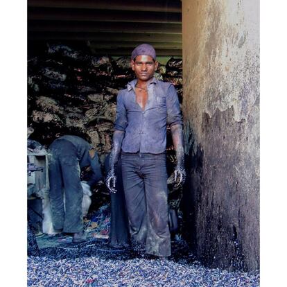 Uno joven reciclador de plástico es fotografiado en una de las etapas del proceso, en pleno Dharavi.