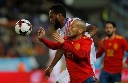 David Silva en acción con Kendall Waston.