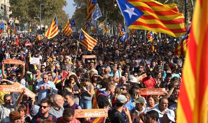 Centenares de personas durante la manifestación independentista ante el Parlament de Cataluña.