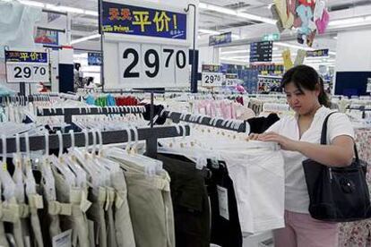 Una clienta mira ropa en un centro comercial de Wal-Mart en Pekín.