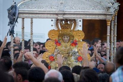 La rotura de uno de los varales del paso de la Virgen del Rocío, palos que unen la base y el techo, ha hecho que la imagen haya vuelto a su ermita en torno a las 08.00 horas, suspendiéndose con ello la visita de la Blanca Paloma a sus 108 hermandades filiales por las calles de la aldea almonteña.