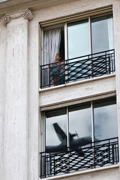 Dos niños miran el desfile aéreo durante la parada militar en París.