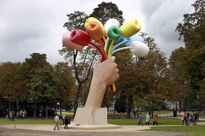 La escultura gigante 'Bouquet of tulips', de Jeff Koons, recientemente instalada en París.