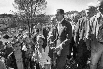 Francisco Camps, rodeado de estudiantes, ayer durante su visita a la Sierra Calderona.