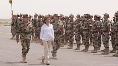 A ent&atilde;o ministra de Defesa Carme Chac&oacute;n passa em revista as tropas espanholas no Afeganist&atilde;o, em abril de 2008.