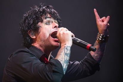 Billy Joe Armstrong, cantante de Green Day. “Bueno, el tío escribía canciones bonitas. Cuando alguien es tan sincero para ir al mismo centro de quién es, y es capaz de mostrarlo… No sé, es increíble. Recuerdo escuchar el disco Nevermind cuando se publicó y pensar que eran nuestros Beatles, que finalmente teníamos a los Beatles de nuestra generación, y algo así no ha vuelto a pasar desde entonces. Eso es lo más interesante. Pensé que ocurriría en 10 años y no. Que tal vez en otros 10 años y tampoco… Fue la última revolución del mundo del rock’n’roll”. Time, 2014.