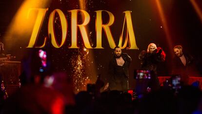 El dúo Nebulossa, presentando junto a sus bailarines el tema 'Zorra' en la primera semifinal del festival de Benidorm 2024.