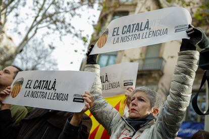 Varias personas protestan durante una concentración en la jornada de clausura de la misión de la Eurocámara, este miércoles en Barcelona. 