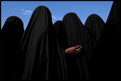 Un grupo de mujeres cubiertas con velo en Irak (2003). 