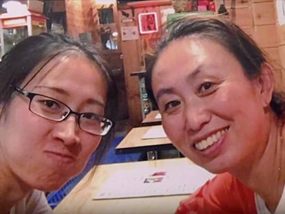 Jiang Ge y su madre, en una captura de un vídeo de Youtube.
