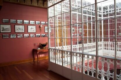 El patio interior del primer piso, acristalado y con baranda de forja, del hotel Palacio Conde de la Corte, en Zafra (Badajoz).