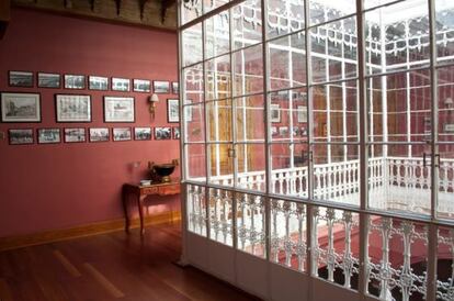 El patio interior del primer piso, acristalado y con baranda de forja, del hotel Palacio Conde de la Corte, en Zafra (Badajoz). 