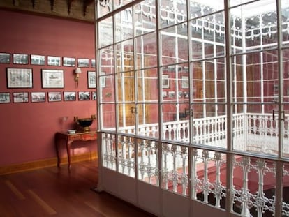 El patio interior del primer piso, acristalado y con baranda de forja, del hotel Palacio Conde de la Corte, en Zafra (Badajoz). 