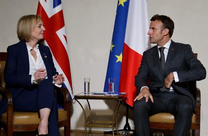 Emmanuel Macron y Liz Truss se reúnen en Praga, en el entorno de la reunión de la Comunidad Política Europea.