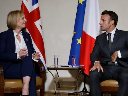 Emmanuel Macron y Liz Truss se reúnen en Praga, en el entorno de la reunión de la Comunidad Política Europea.