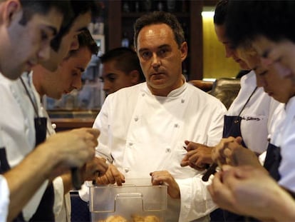 Ferran Adrià junto a sus colaboradores de El Bulli.