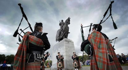 Gaiteros ante la estatua del rey Robert The Bruce en la conmemoraci&oacute;n del 700 aniversario de la batalla de Bannockburn, en la localidad del mismo nombre.  