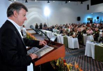 Fotografía cedida por la Presidencia de Colombia hoyque muestra al presidente colombiano, Juan Manuel Santos (i), mientras participa en la Cumbre de Alcaldes y Comandantes en Pereira (Colombia).