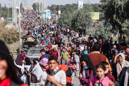 
10 de noviembre de 2023. Fuera de la ciudad de Gaza.

"Miles de palestinos fueron obligados a desplazarse debido al bombardeo intensivo de sus ciudades natales. Mientras tomaba esta fotografía, recordé a mi abuelo contándome sobre la Nakba y cómo fue desplazado. Empecé a llorar. Mi abuelo falleció en 2002, y vi su historia con todos sus detalles: los niños, las mujeres, la comida y las pertenencias que llevan con sus manos indefensas. Es exactamente lo que mi abuelo me había descrito, y así me derrumbé, con amargura y dolor en mi corazón".