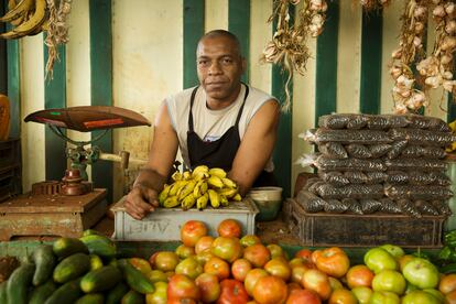 Puesto de fruta en un mercado agropecuario de La Habana, donde se suele pagar en euros o dólares.  