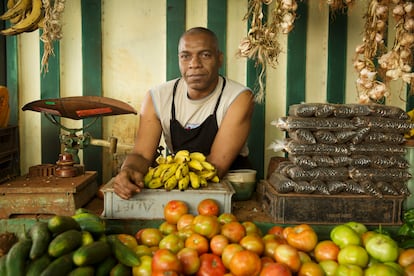 Puesto de fruta en un mercado agropecuario de La Habana, donde se suele pagar en euros o dólares.  