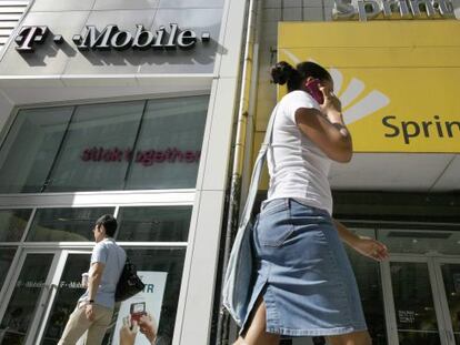 Una mujer pasea delante de una tienda de Sprint Nextel en Nueva York.