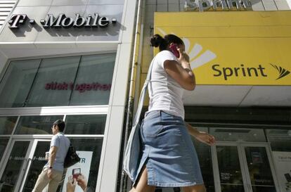 Una mujer pasea delante de una tienda de Sprint Nextel en Nueva York.