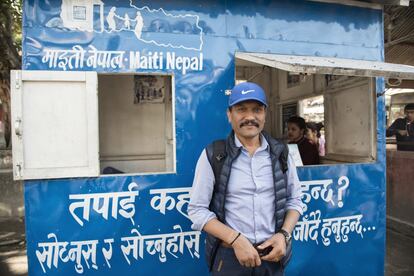 Bishwo Ram Khadka, frente al puesto de Maiti en la estación de autobuses de Bharatpur.