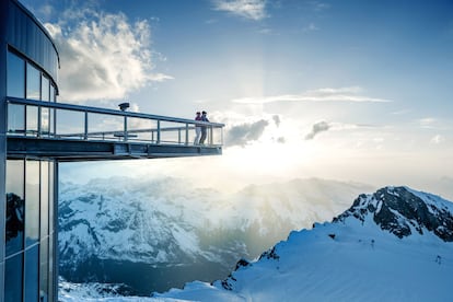 Los chalés de colores del turístico pueblo de Zell am See rodean la acuática pletina azul del Zeller See, lago envuelto por los picos nevados de Hohe Tauern. Más de un millón de variopintos visitantes buscan aquí cada año el sueño austriaco. Se puede nadar o practicar windsurf, montar en bici por su orilla arbolada y caminar en las montañas cercanas. Una de las atracciones imprescindibles es el glaciar Kitzsteinhorn, sobre el que se puede esquiar todo el año. Un teleférico sube hasta la estación de Gipfelwelt 3000 (en la foto), con miradores de soberbias panorámicas hacia el parque nacional de Hohe Tauern y el inconfundible perfil del Grossglockner.