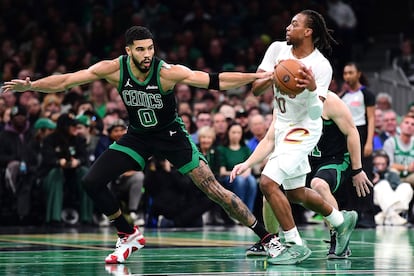 Jayson Tatum, de los Celtics, defendiendo ante Darius Garland, de los Cavaliers.